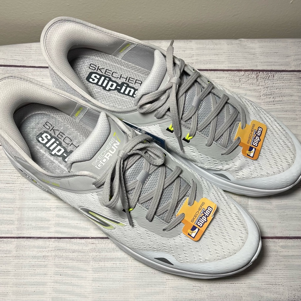 NWT Skechers Slip-ins Hand Free men’s Sneakers with Arch Support